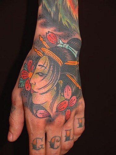 手背彩色传统日本艺妓纹身图案