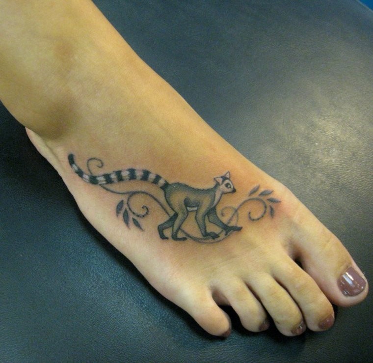 脚背灰色狐猴纹身图案