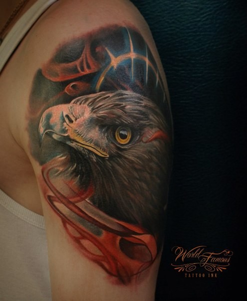 手臂现实主义风格彩色鹰头纹身图案