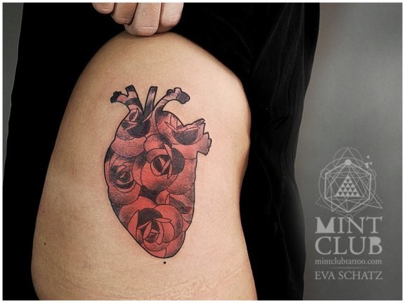 腿部心中的红玫瑰纹身图案
