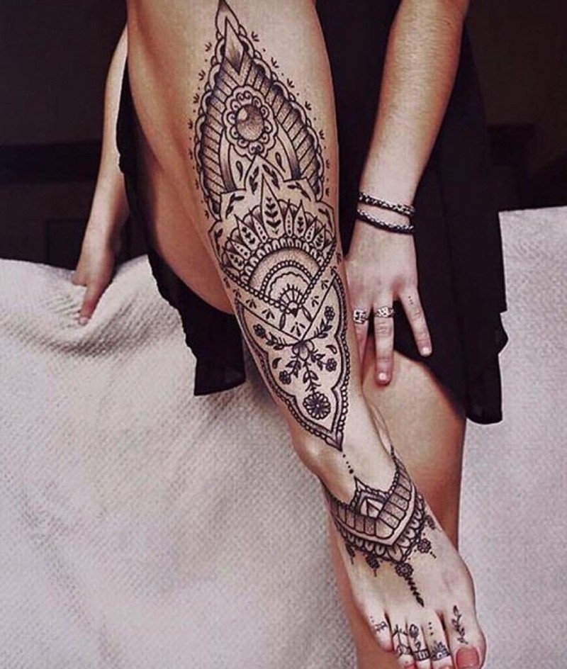 腿部印度教装饰花卉纹身图案