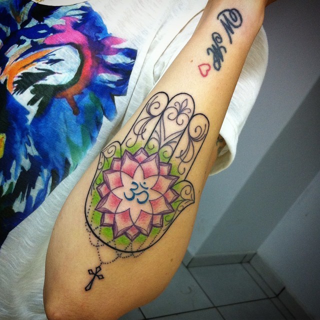 手臂彩色法蒂玛之手莲花十字架纹身图案