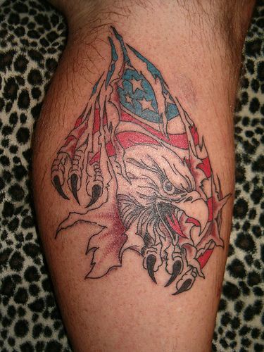 美国国旗和鹰与皮肤撕裂纹身图案