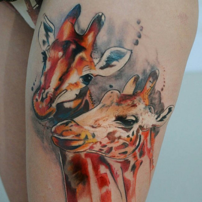 腿部彩色墨水画的长颈鹿纹身图案