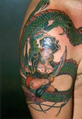 手臂女海盗与海龙彩色纹身图案