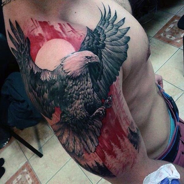 肩部巨大的鹰彩色纹身图案