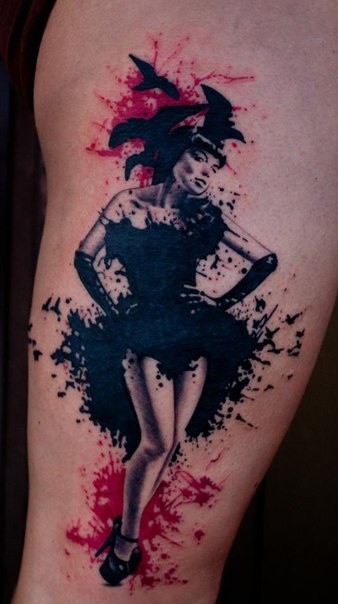 水墨风格彩色女人与乌鸦纹身图案