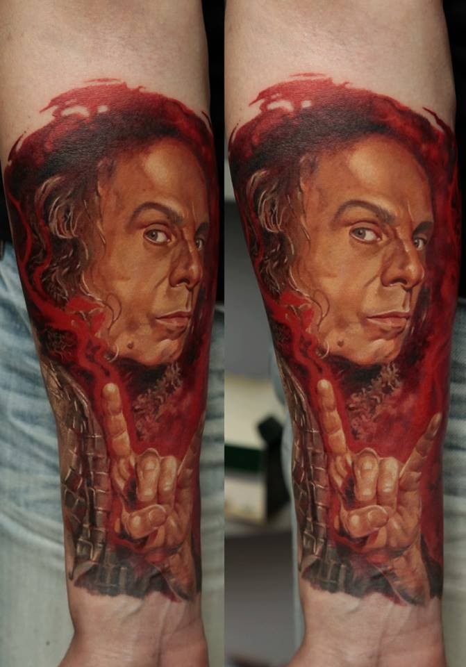 手臂写实风格彩色男子肖像纹身图案