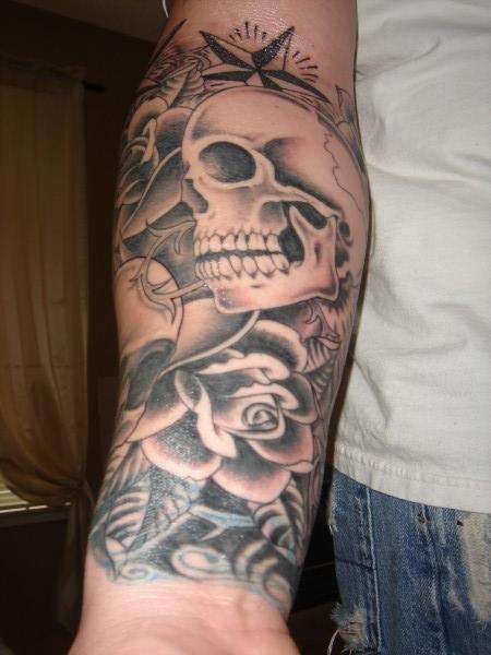 手臂棕色骷髅与玫瑰花纹身图案