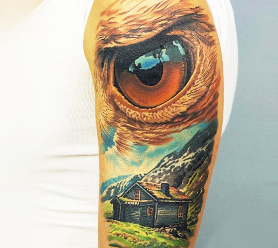 手臂彩色山房子与鹰眼纹身图案
