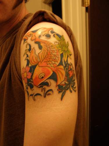 肩部黄色的锦鲤鱼纹身图案