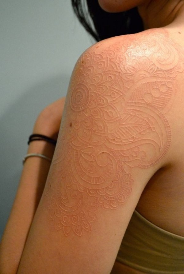 女生肩膀白色隐形梵花纹身图案