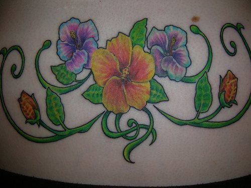 女性腰部彩色芙蓉花纹身图案