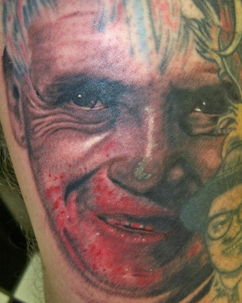 电影人物带血的肖像纹身图案