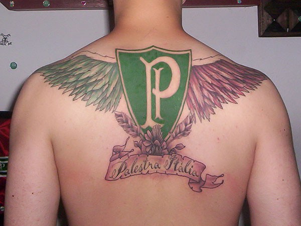 背部可爱的意大利字符与翅膀纹身