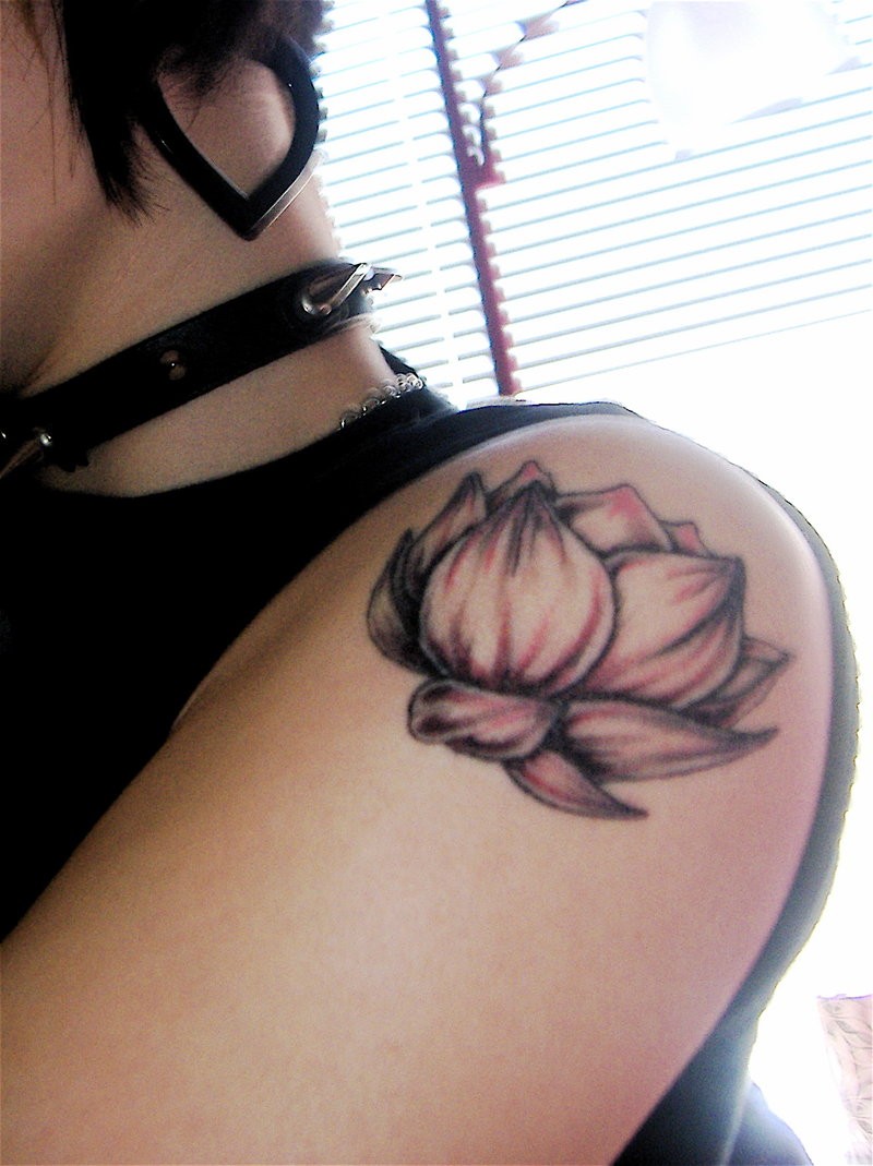 女性肩部漂亮的黑白莲花纹身图案