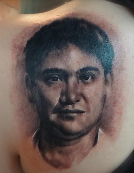 背部男性肖像彩色纹身图案
