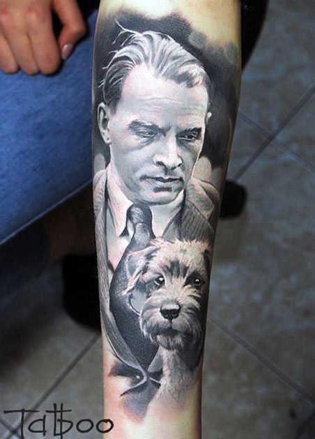 手臂彩色写实男性肖像与小狗纹身图案
