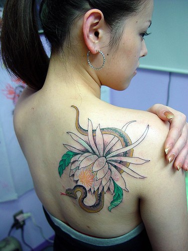 女性背部优雅的花和蛇纹身图案