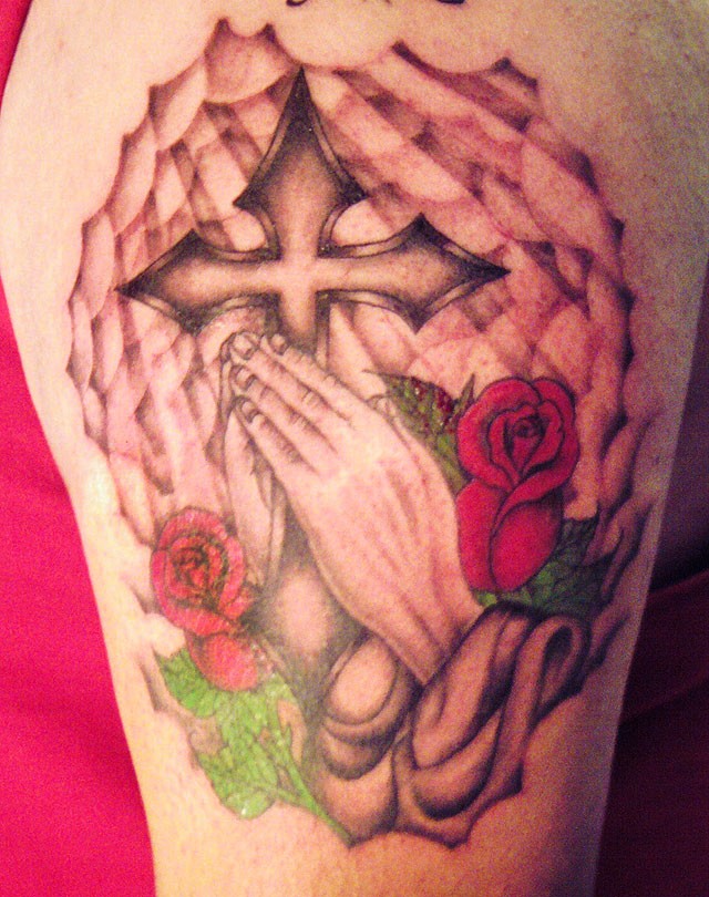 基督教风格祈祷双手十字架和鲜花纹身图案