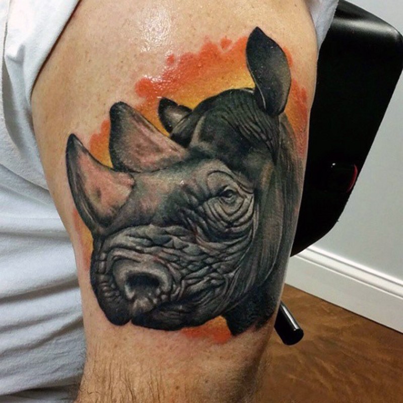 肩部彩色逼真的大犀牛头纹身图片