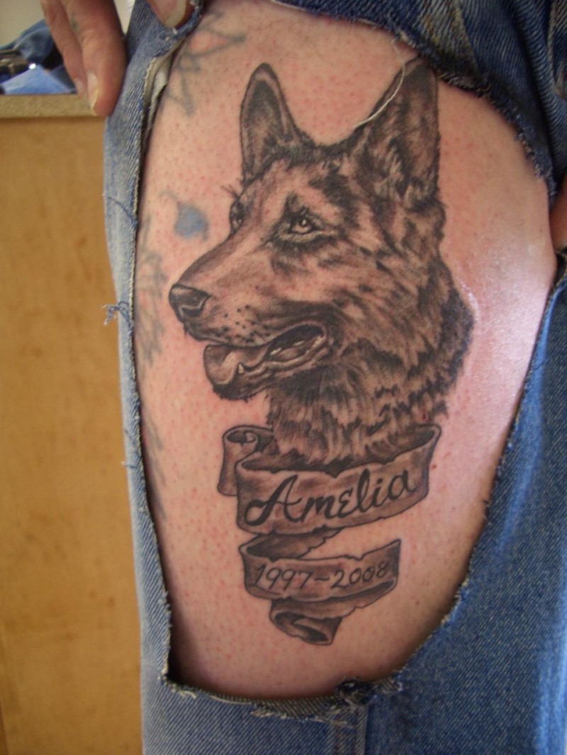 大腿德国牧羊犬英文字母纹身图案