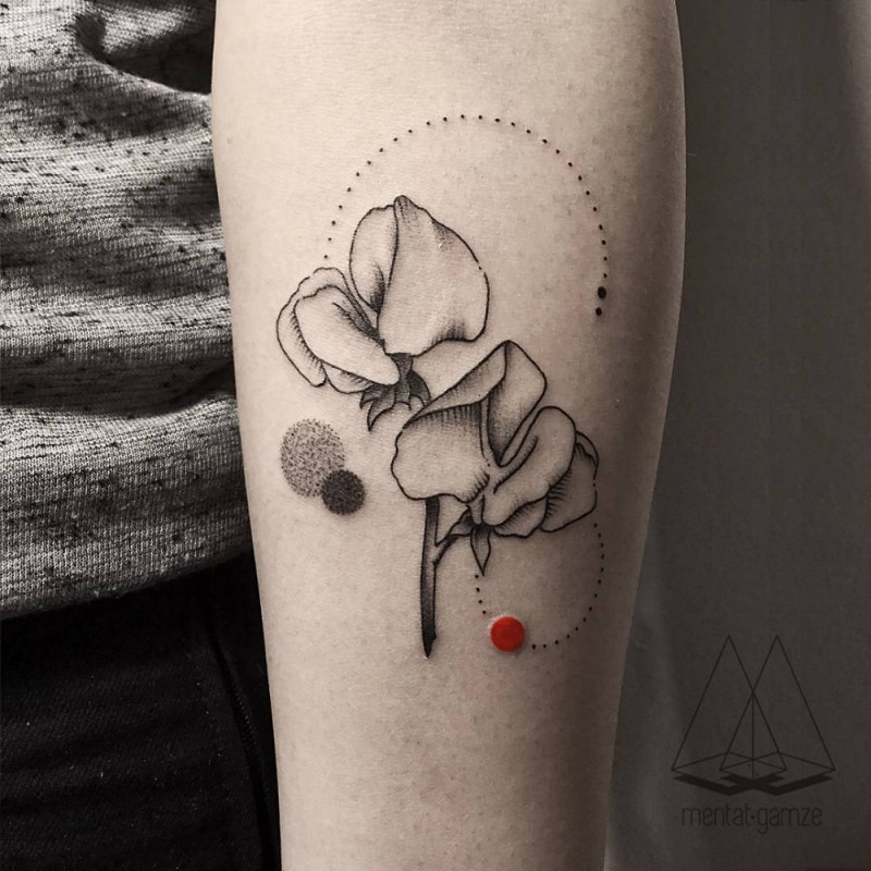 小臂小清新彩色花朵与小圆点纹身图案