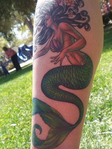 腿部彩色宏伟的美人鱼纹身图案