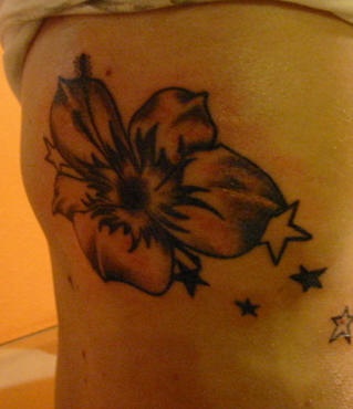腰侧黑色芙蓉花与五角星纹身图片