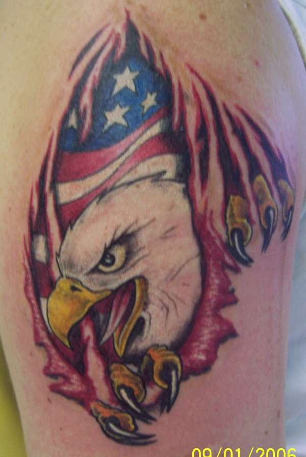 鹰和美国国旗下皮肤撕裂纹身图案