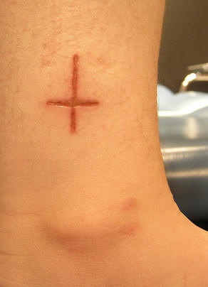 脚踝十字架割肉纹身图案