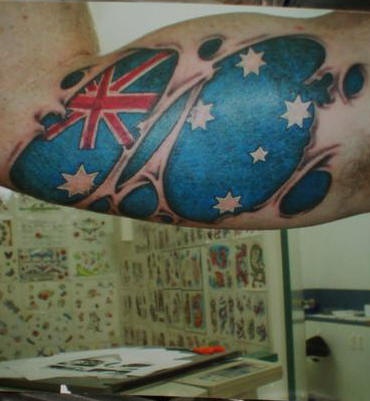 手臂彩色澳大利亚国旗撕裂纹身图片