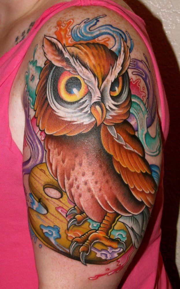 j大臂漂亮的彩色猫头鹰纹身图案