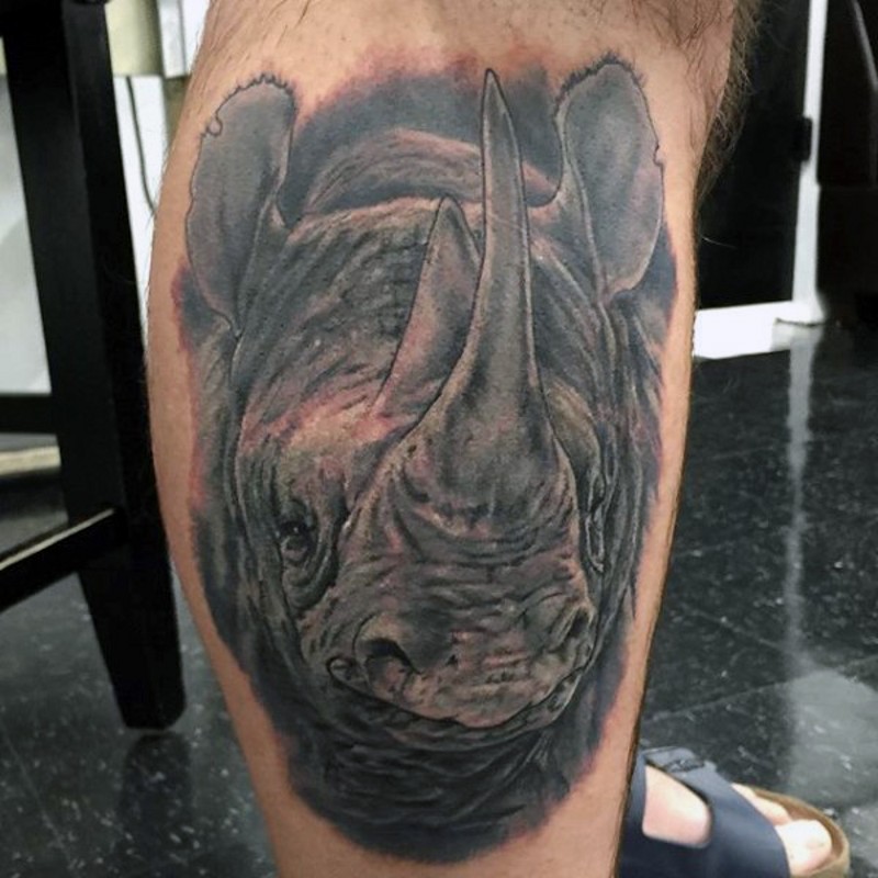 腿部逼真的犀牛纹身图案