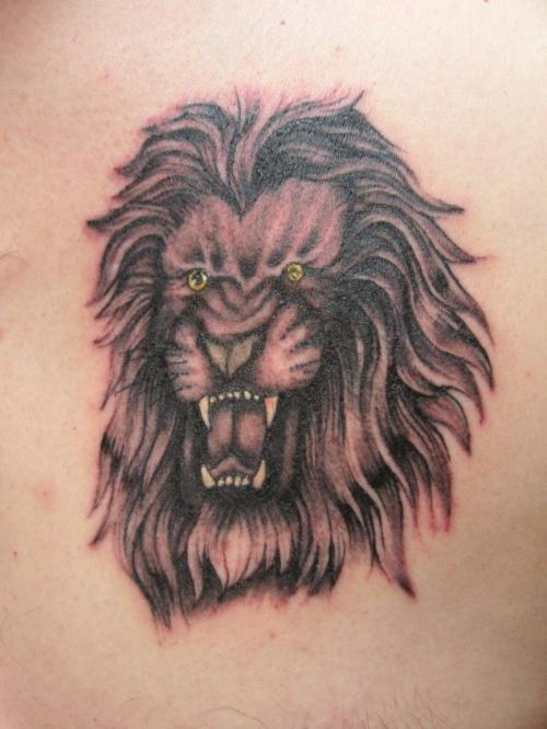 背部棕色绿眼睛狮子头纹身图案
