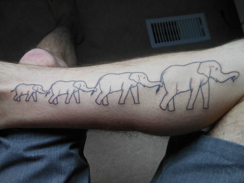 小腿简单的大象家族纹身图案