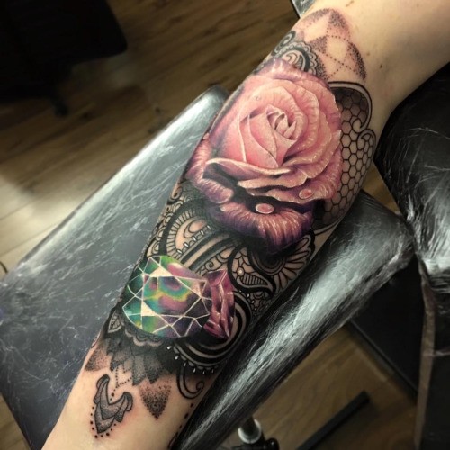 小臂彩色玫瑰与钻石和饰品纹身图案