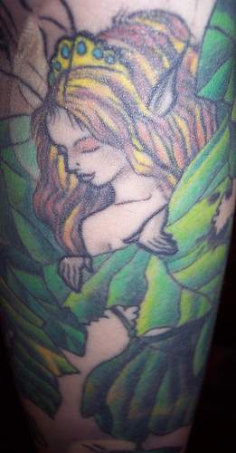 可爱的仙女公主在绿叶中纹身图案