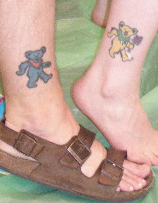 腿部彩色小熊兄弟纹身图案