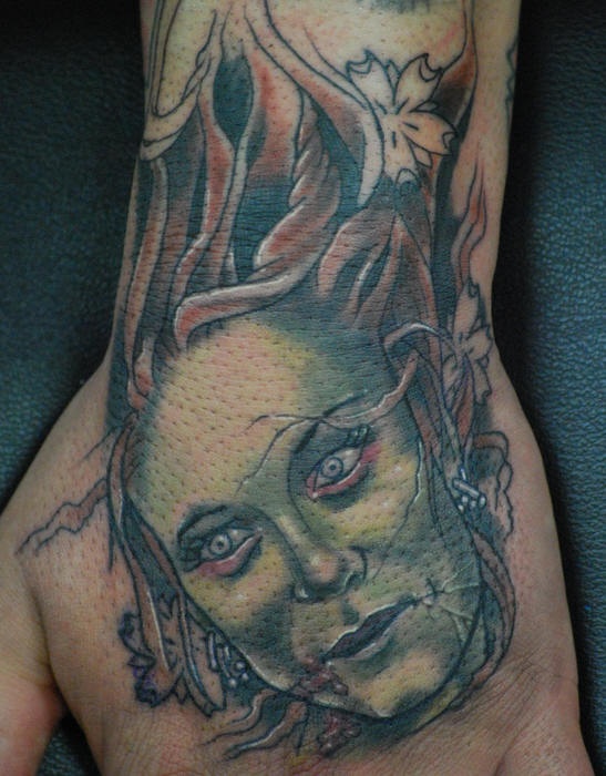 手背彩色僵尸女孩头纹身图案