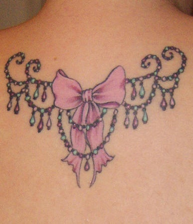 女性背部彩色蝴蝶结和装饰纹身图片