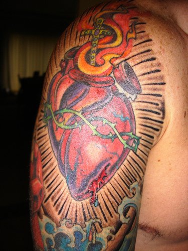 肩部宗教彩色神圣的心纹身图片