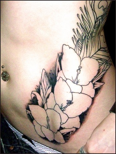 腰侧黑白线条花朵纹身图案