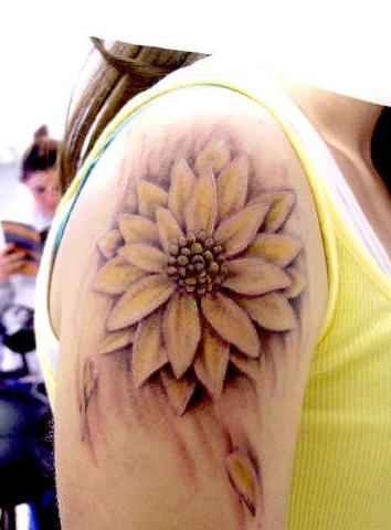 女性肩部温柔的荷花纹身图案