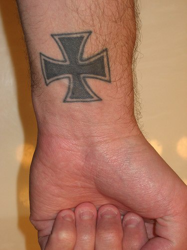 手腕简约十字架纹身图案