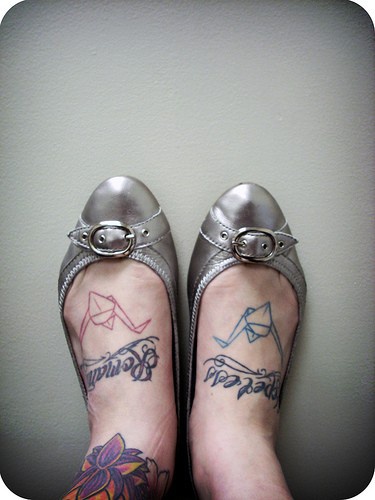 女性脚背彩色英文字母与千纸鹤纹身