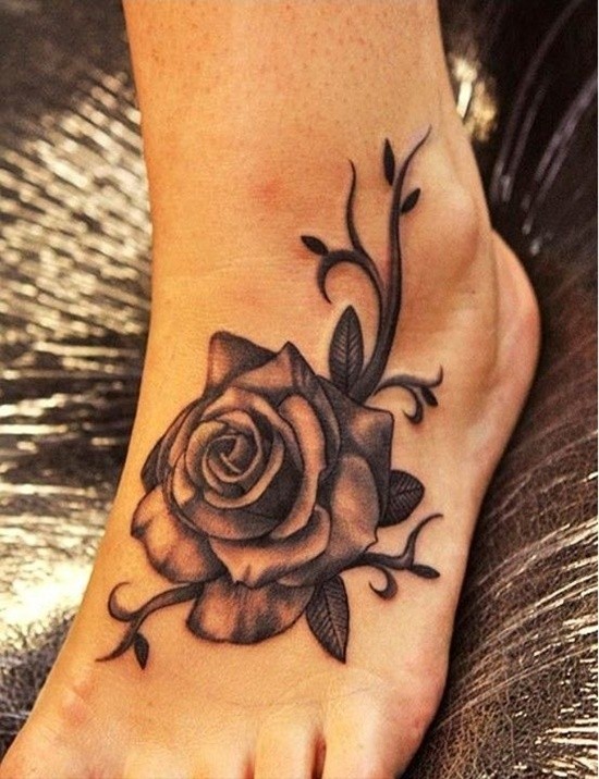 脚背上的灰色玫瑰花纹身图案