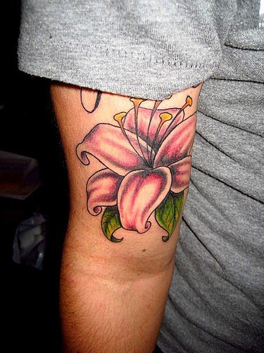 手臂优雅的粉红色百合纹身图案