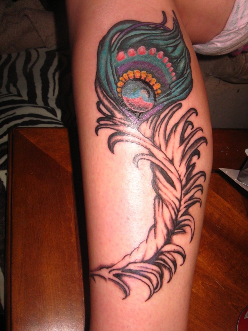蓬松的彩色孔雀羽毛纹身图案