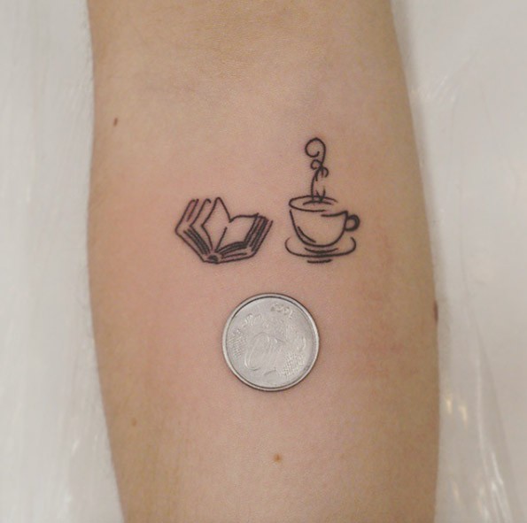 手臂简约小尺寸的书和茶杯纹身图案